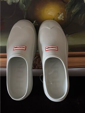 NWOT Hunter Women Slip-On Clogs in Matte White with Red Logo